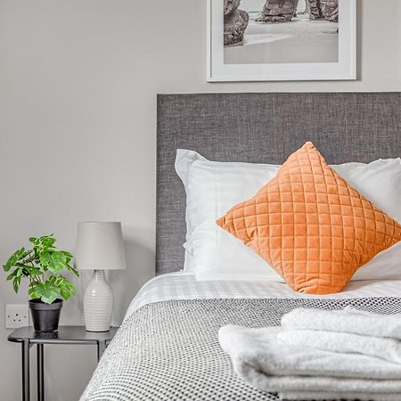Contemporary 2 Bedroom Apt, Town Centre By Tent Serviced Apartments チャーツィー エクステリア 写真