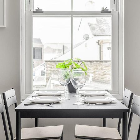 Contemporary 2 Bedroom Apt, Town Centre By Tent Serviced Apartments チャーツィー エクステリア 写真