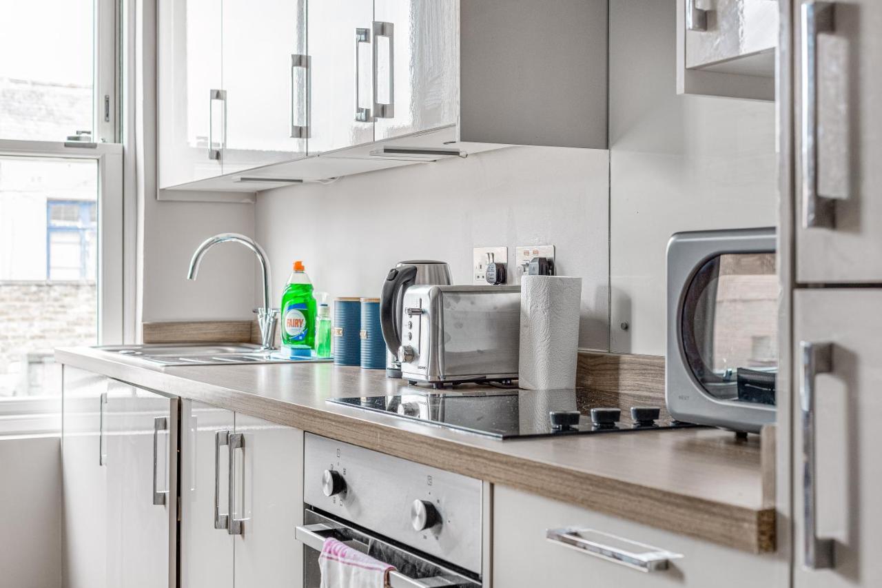 Contemporary 2 Bedroom Apt, Town Centre By Tent Serviced Apartments チャーツィー エクステリア 写真