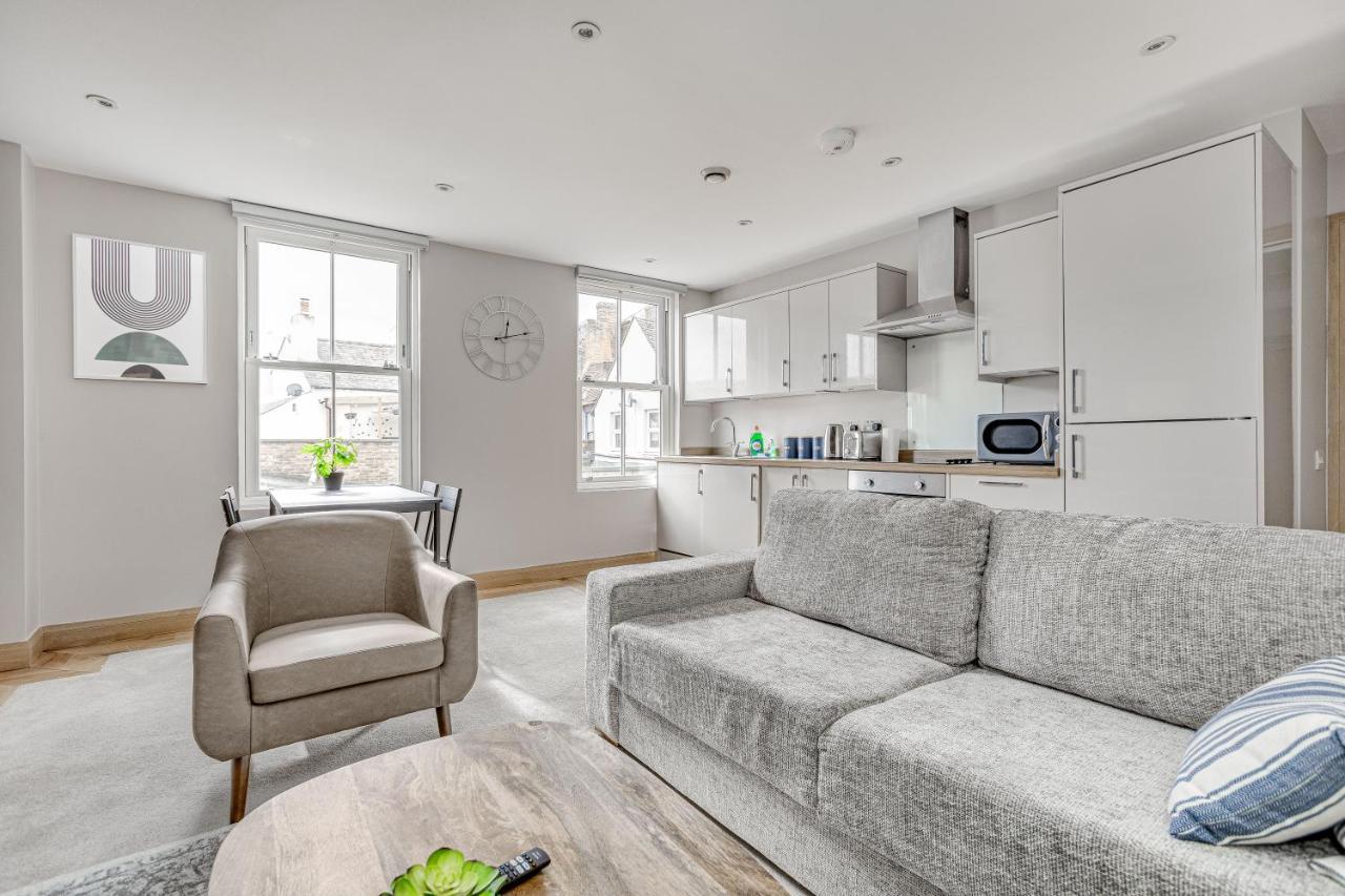 Contemporary 2 Bedroom Apt, Town Centre By Tent Serviced Apartments チャーツィー エクステリア 写真