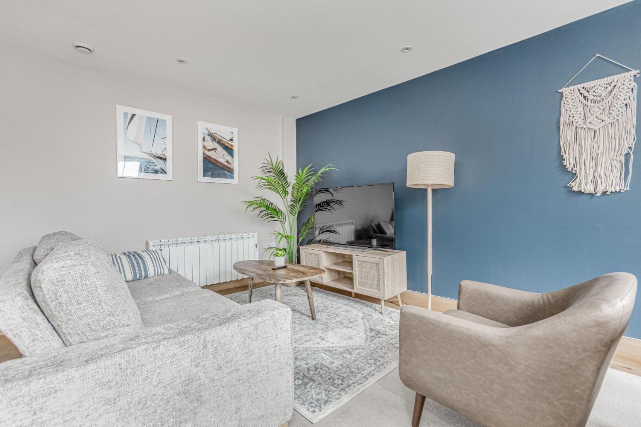 Contemporary 2 Bedroom Apt, Town Centre By Tent Serviced Apartments チャーツィー エクステリア 写真