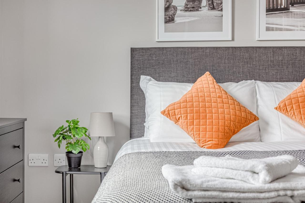 Contemporary 2 Bedroom Apt, Town Centre By Tent Serviced Apartments チャーツィー エクステリア 写真