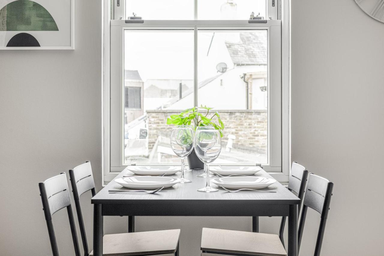 Contemporary 2 Bedroom Apt, Town Centre By Tent Serviced Apartments チャーツィー エクステリア 写真