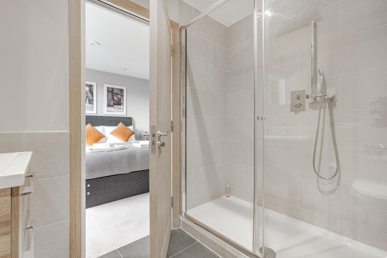 Contemporary 2 Bedroom Apt, Town Centre By Tent Serviced Apartments チャーツィー エクステリア 写真