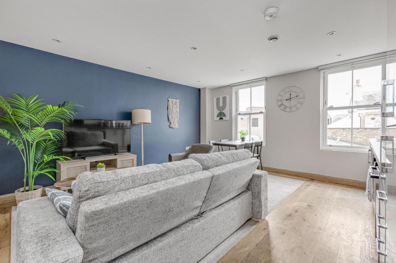 Contemporary 2 Bedroom Apt, Town Centre By Tent Serviced Apartments チャーツィー エクステリア 写真