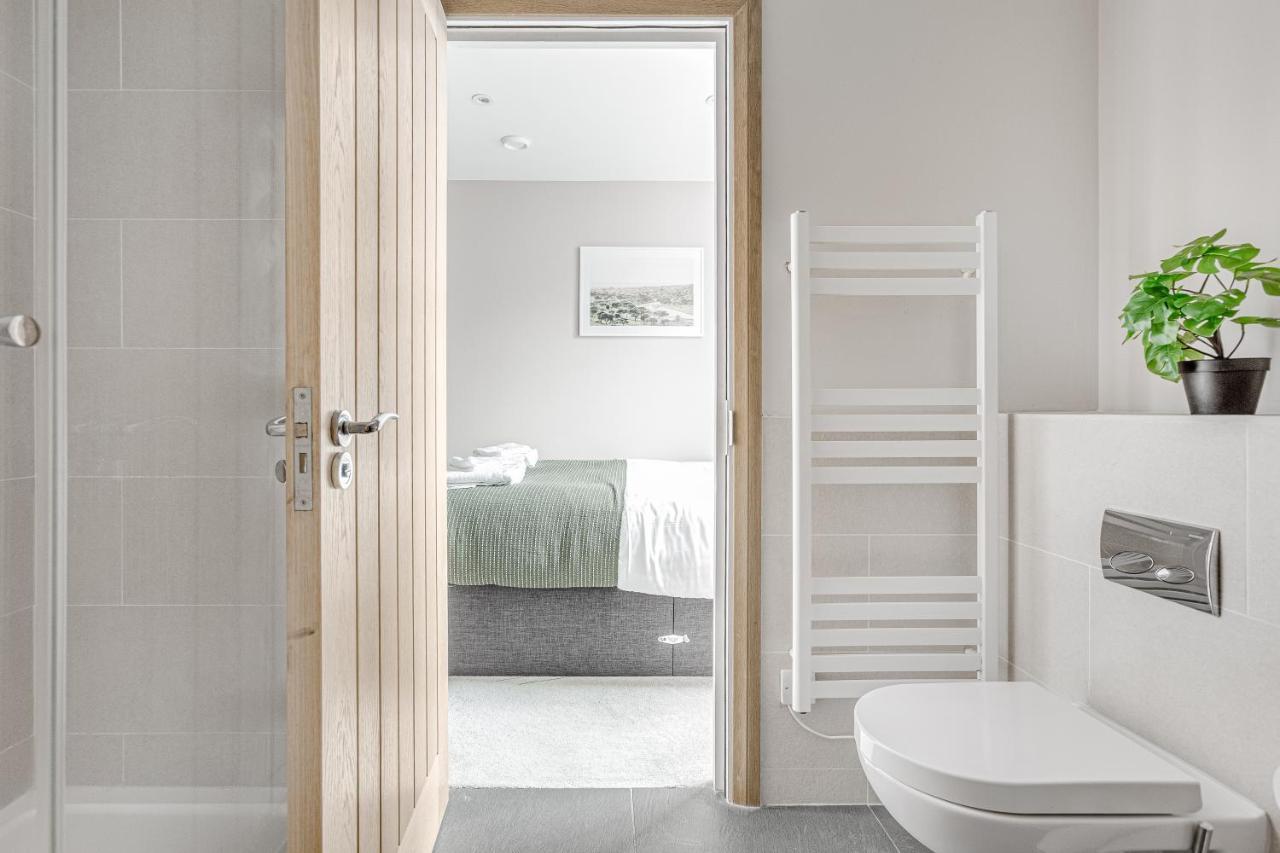 Contemporary 2 Bedroom Apt, Town Centre By Tent Serviced Apartments チャーツィー エクステリア 写真