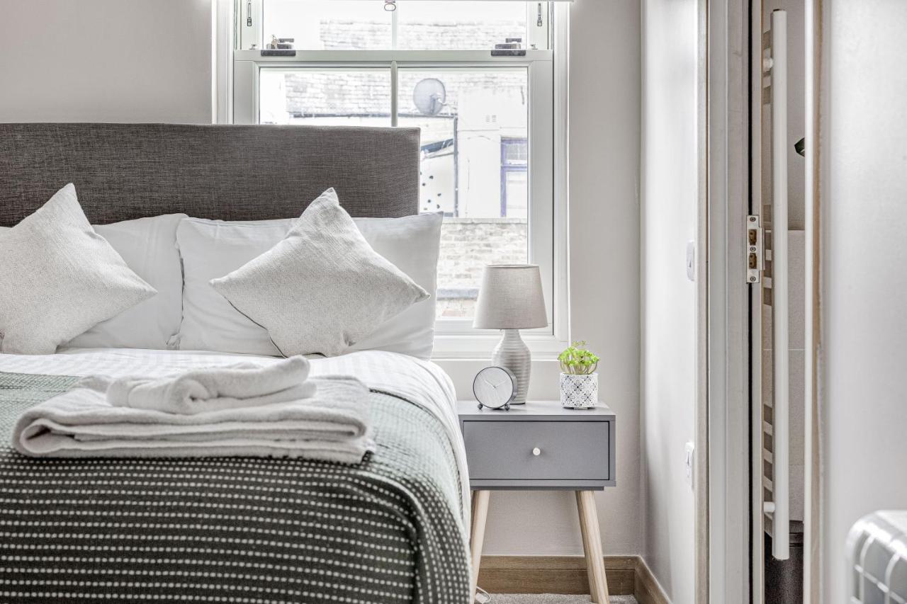 Contemporary 2 Bedroom Apt, Town Centre By Tent Serviced Apartments チャーツィー エクステリア 写真