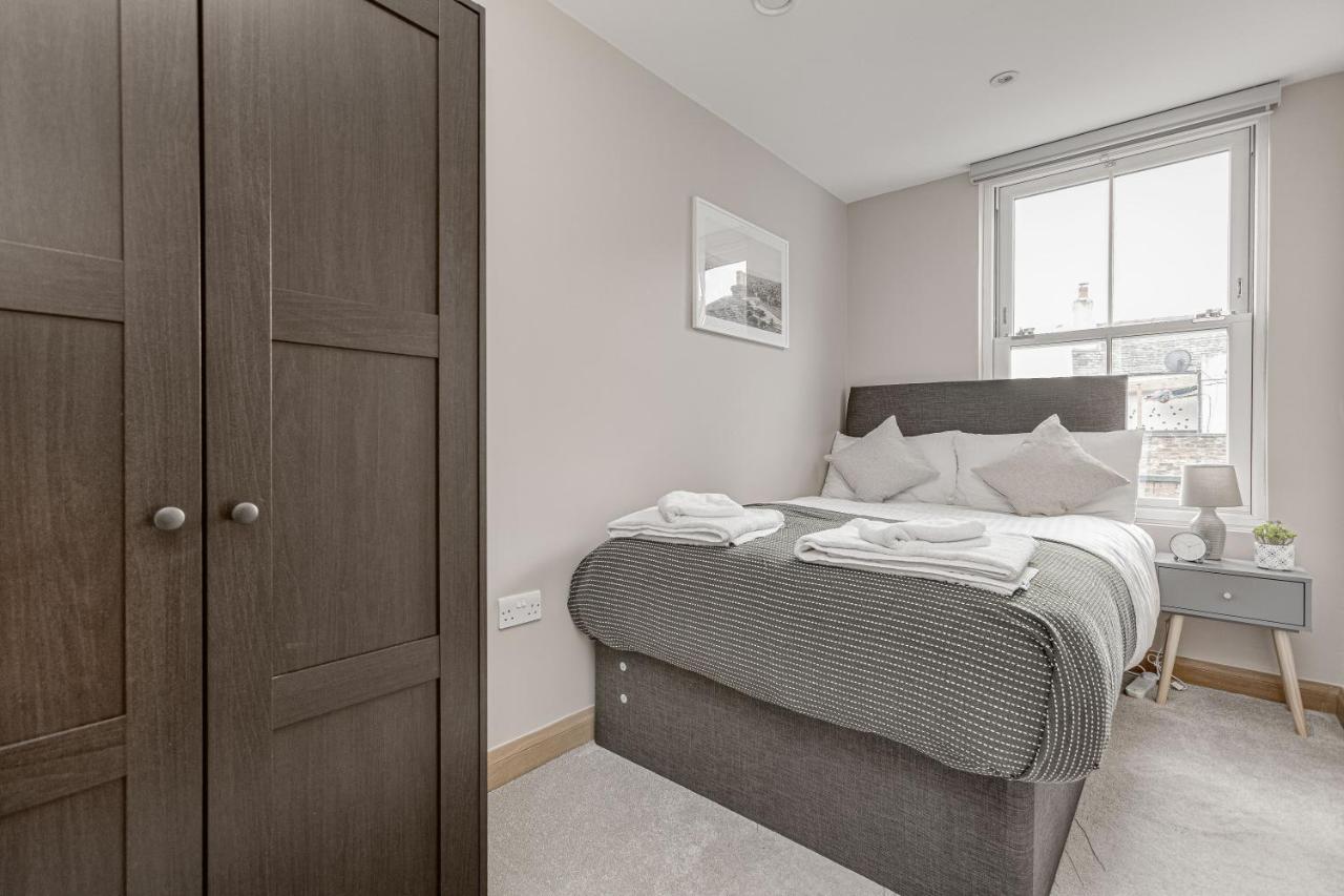 Contemporary 2 Bedroom Apt, Town Centre By Tent Serviced Apartments チャーツィー エクステリア 写真