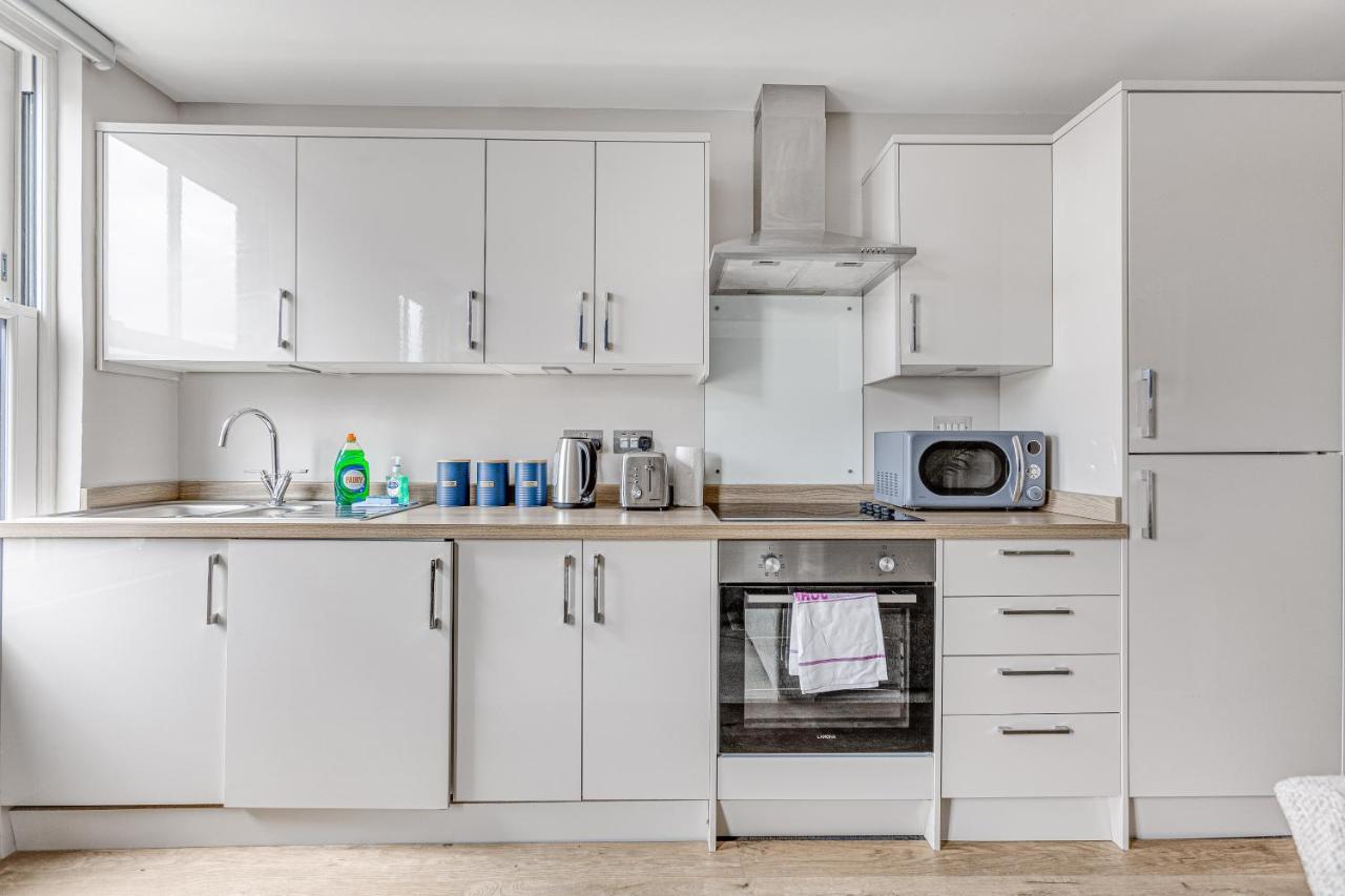 Contemporary 2 Bedroom Apt, Town Centre By Tent Serviced Apartments チャーツィー エクステリア 写真
