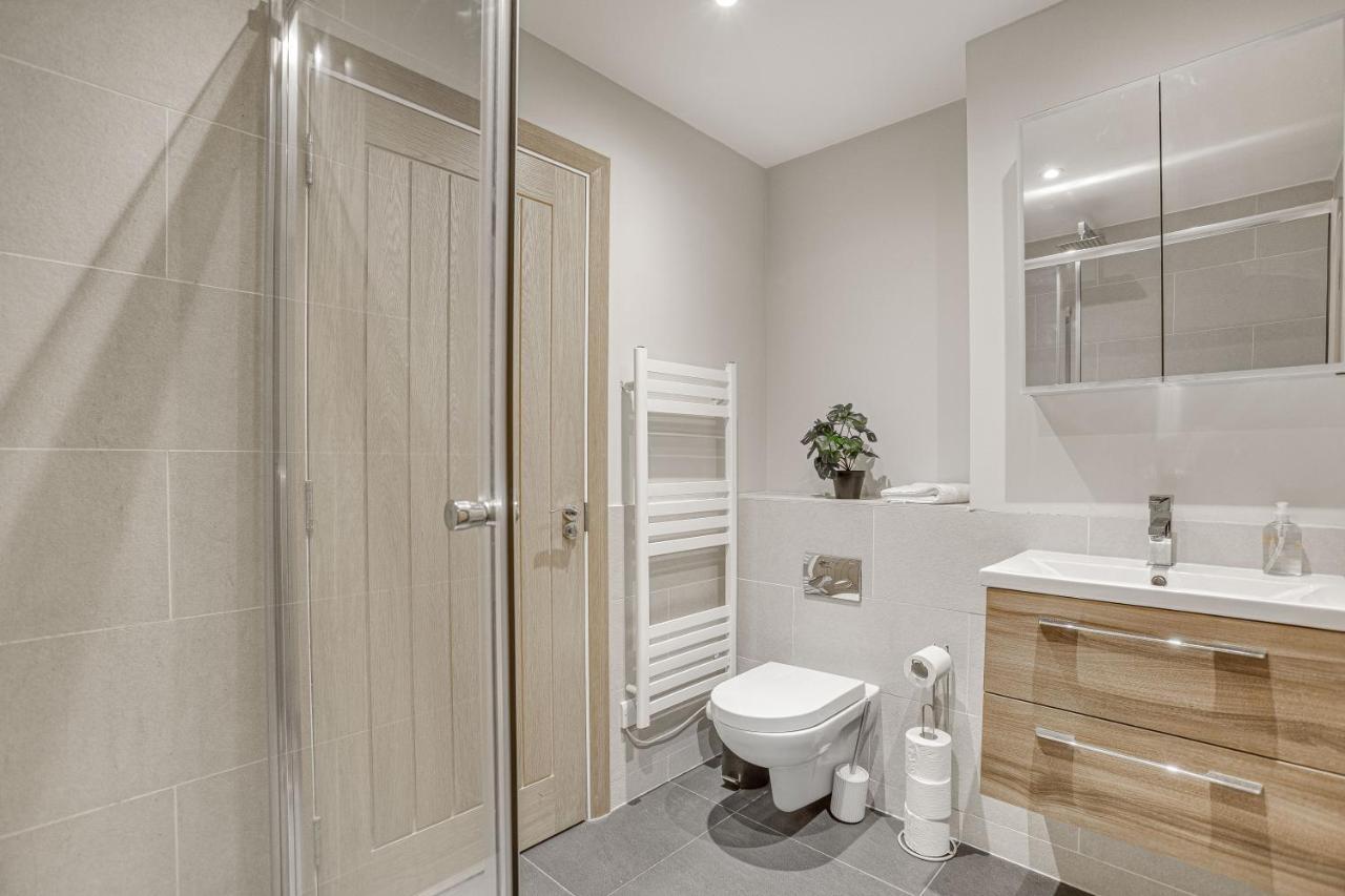 Contemporary 2 Bedroom Apt, Town Centre By Tent Serviced Apartments チャーツィー エクステリア 写真